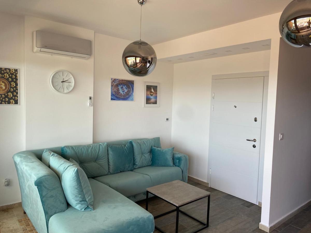 Bitcoin And Ethereum Deluxe Apartments Bar Exterior photo