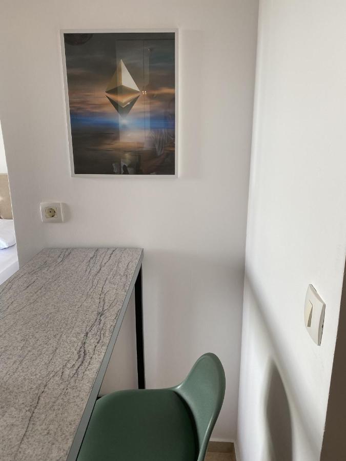 Bitcoin And Ethereum Deluxe Apartments Bar Exterior photo