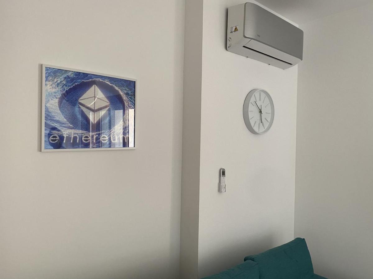 Bitcoin And Ethereum Deluxe Apartments Bar Exterior photo